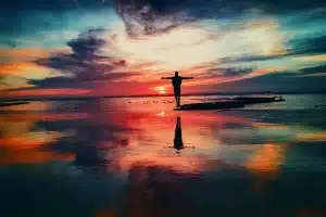 Mer: les bienfaits surprenants qui améliorent votre santé dès aujourd’hui Personne seule face à la mer au lever du jour, vagues douces et horizon calme.