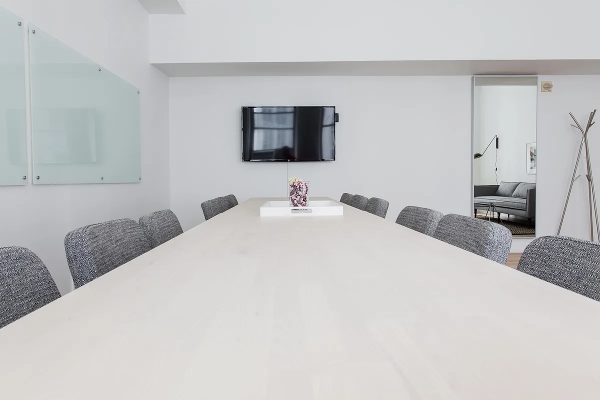Réunion institutionnelle dans une salle de musée