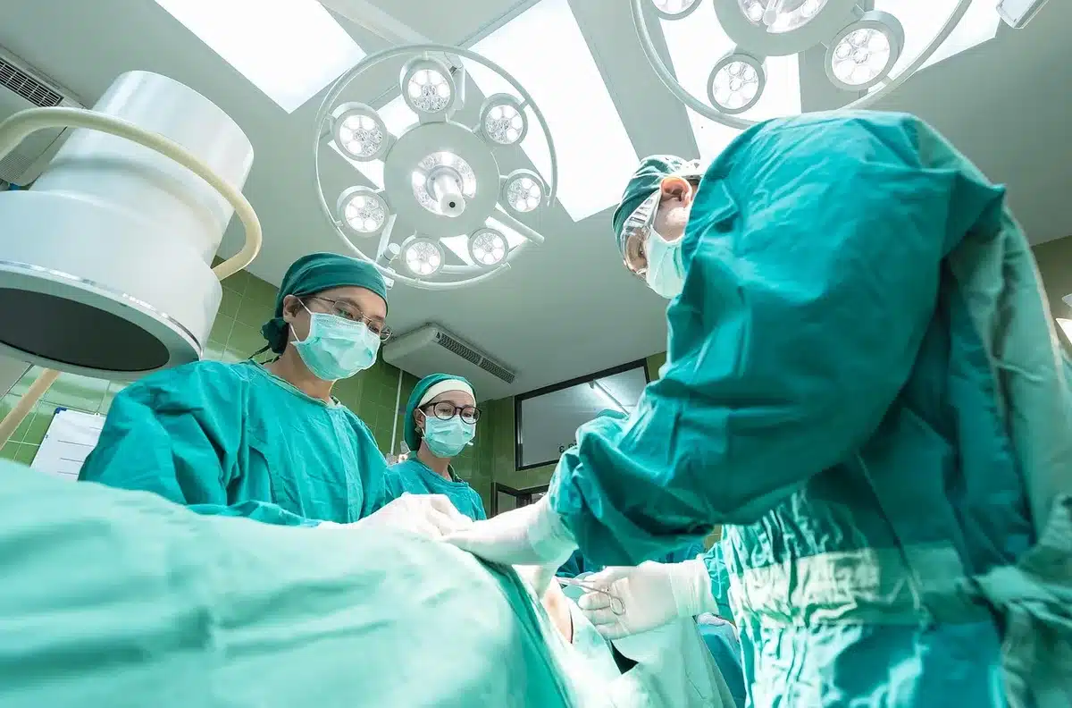 Imagerie médicale montrant la colonne vertébrale et les nerfs lors d'une consultation