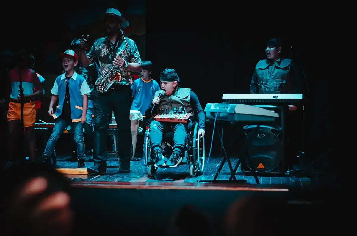 Artiste sur scène avec accessibilité adaptée et équipements techniques