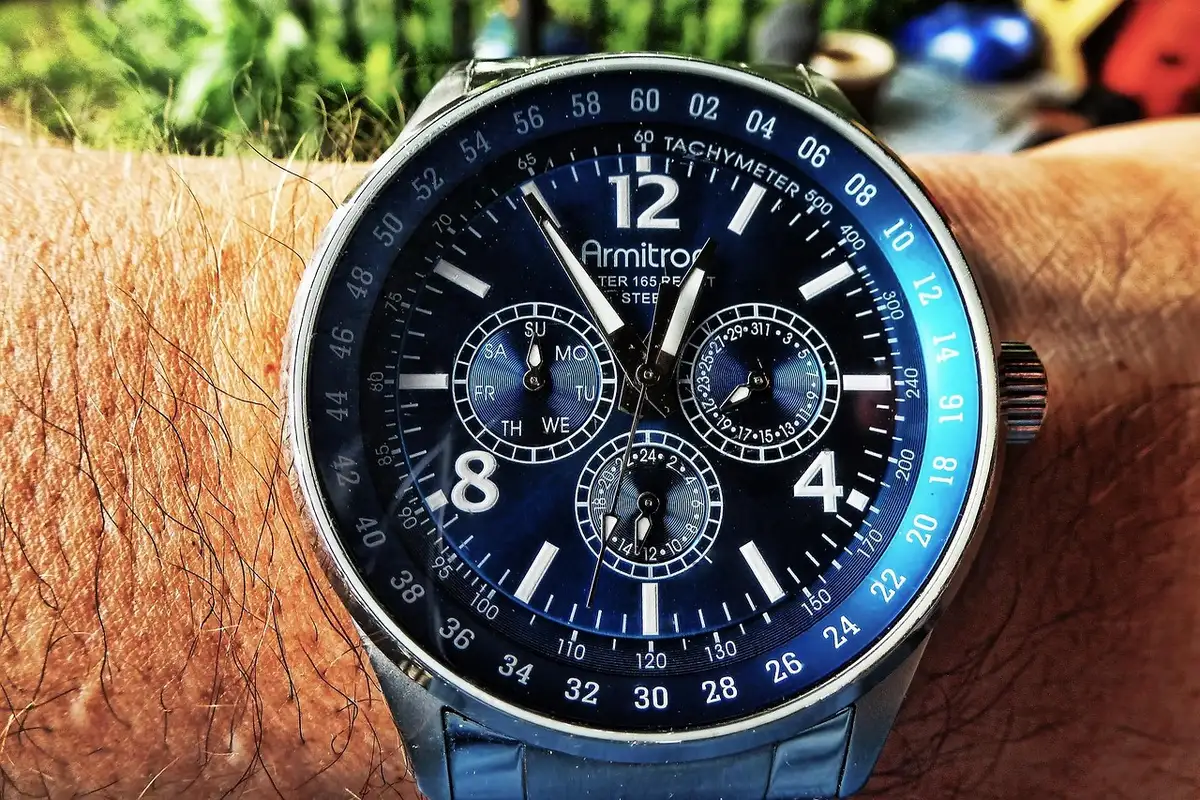 Poignet féminin portant une montre ovale de style classique