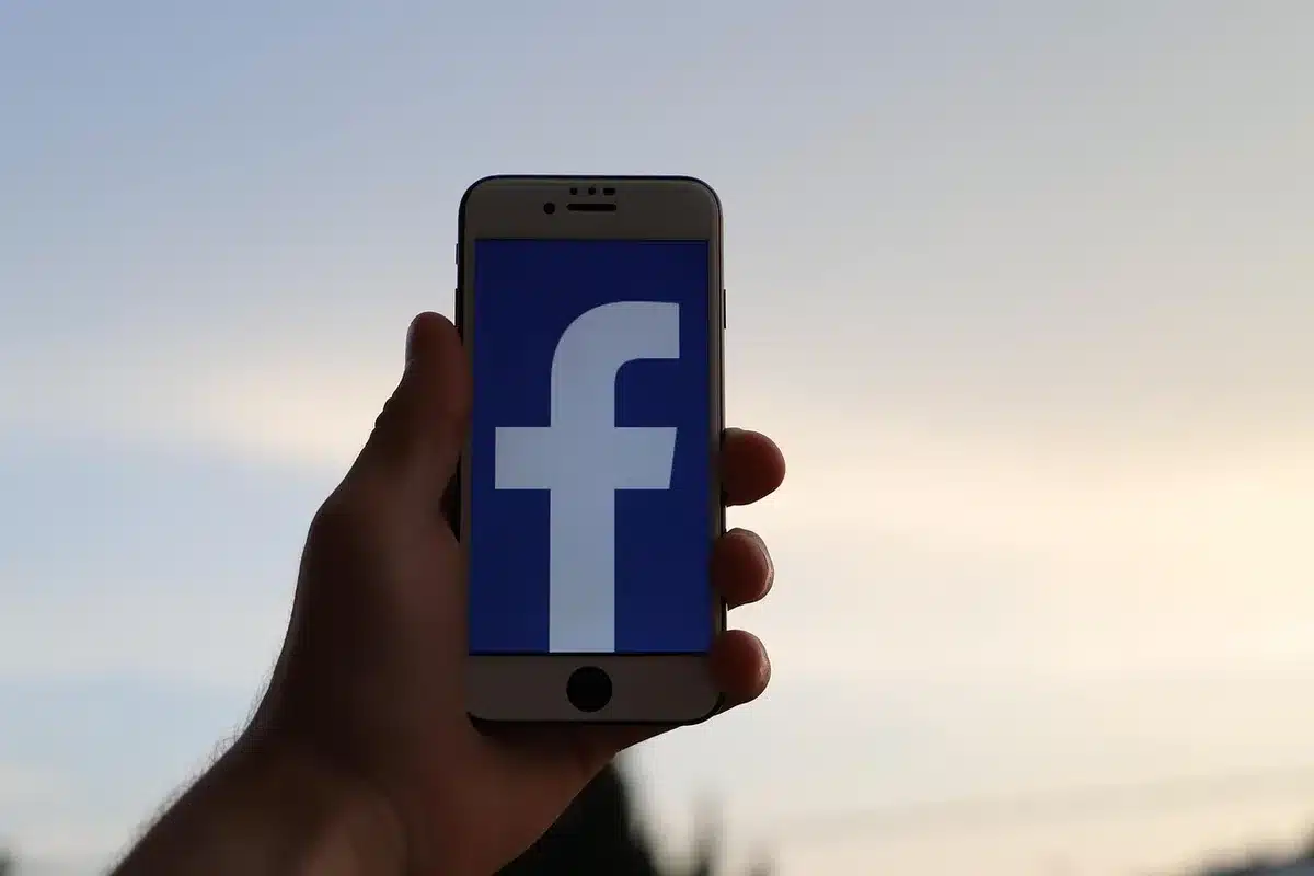 Personne filmant une action de rue avec un smartphone en plein jour