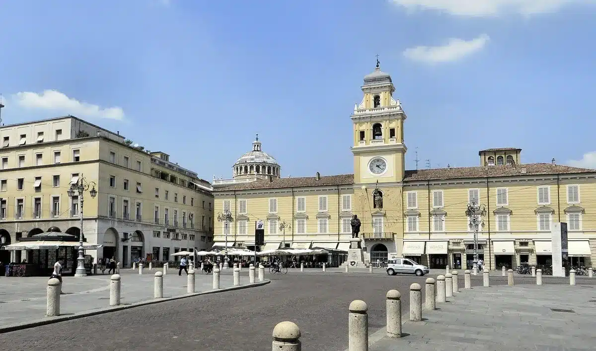 Devanture d'une mairie et manifestants anonymes pendant la journée