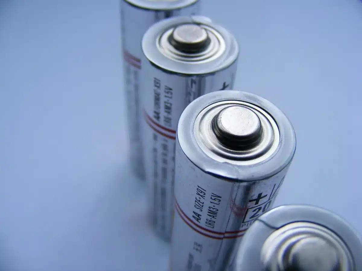 Technicien vérifiant la capacité d'une batterie de voiture électrique
