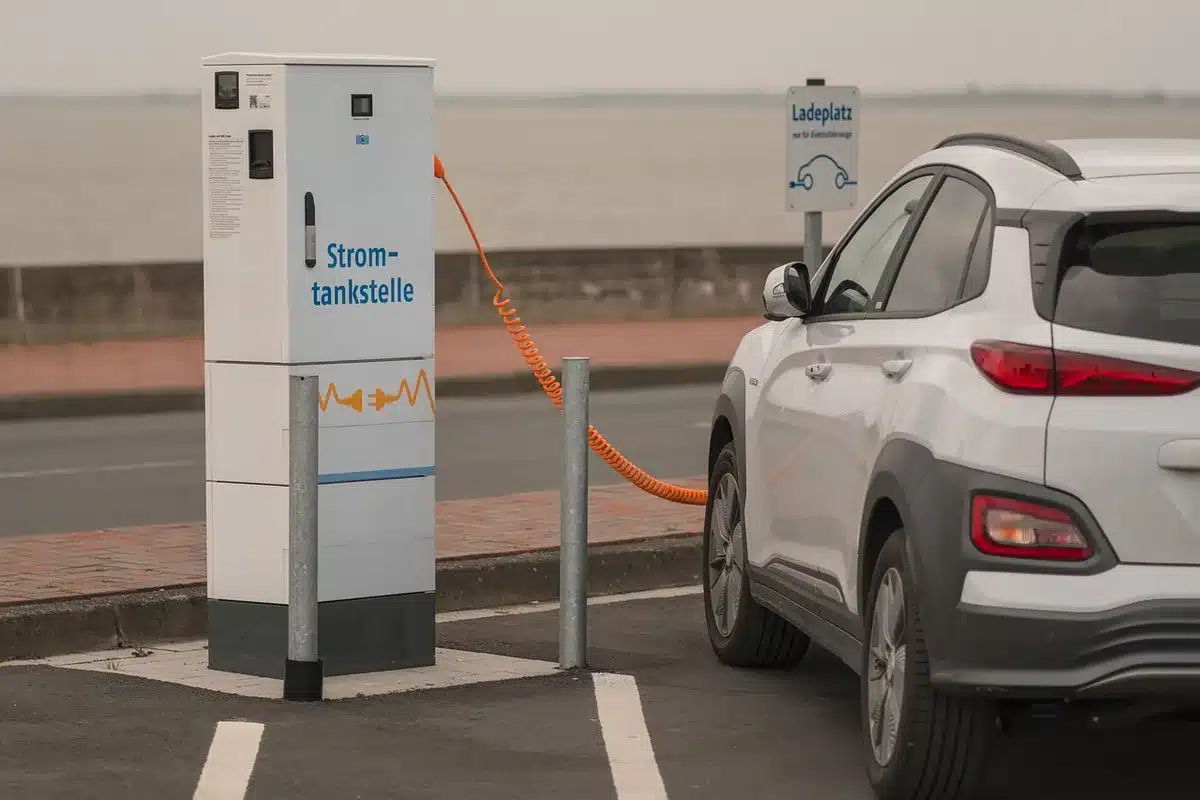 Acheteur examinant une voiture électrique d'occasion en ville