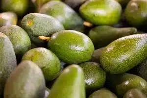 Rayon de fruits et légumes avec produits imparfaits et silhouettes anonymes de clients