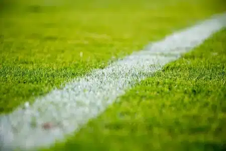 PSG sauvé par Ferran Torres lors de ses débuts en L1 à Rennes Joueurs de football en action lors d'un match en stade de nuit
