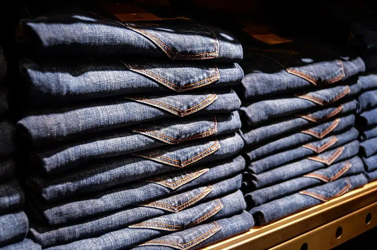Parents regardant des vêtements pour enfants en magasin lumineux