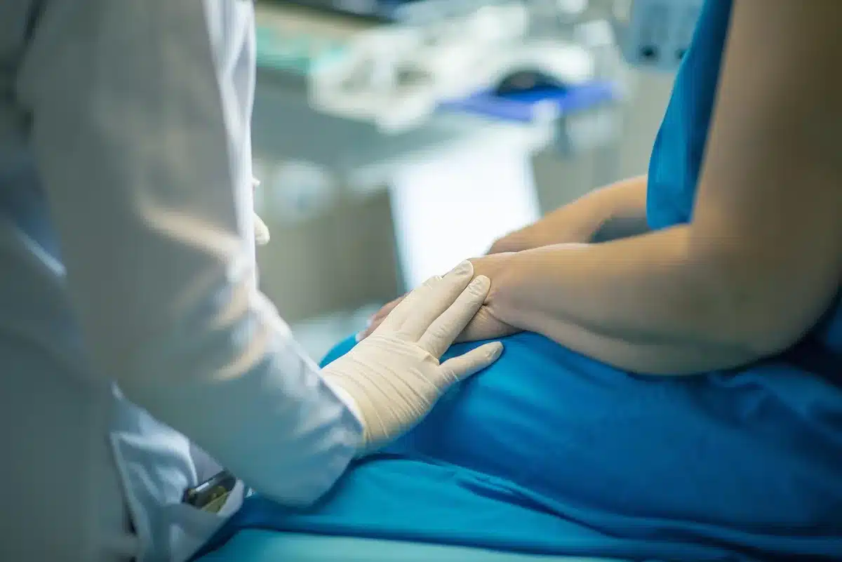 Professionnel de santé en discussion personnalisée avec une patiente