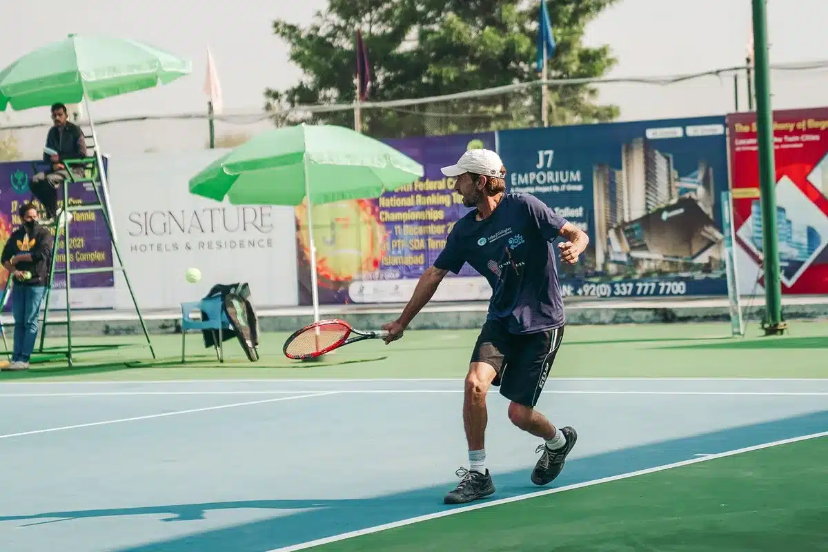 Échange long sur un court de tennis illustrant la maîtrise des échanges