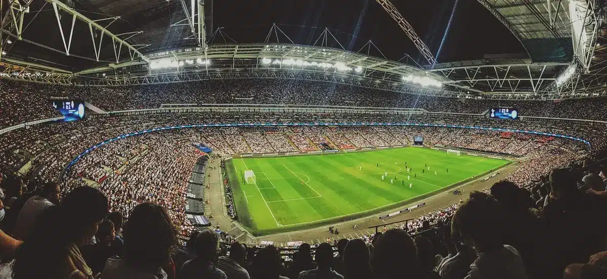 Vue d'une finale de tennis avec public et joueur au service