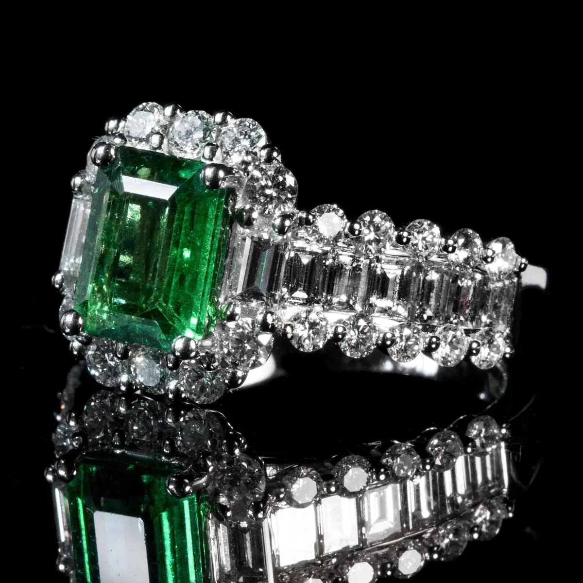 Gros plan sur une main portant une bague à diamant