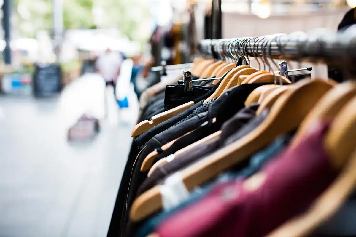 Sacs de shopping remplis de vêtements neufs dans un magasin de mode