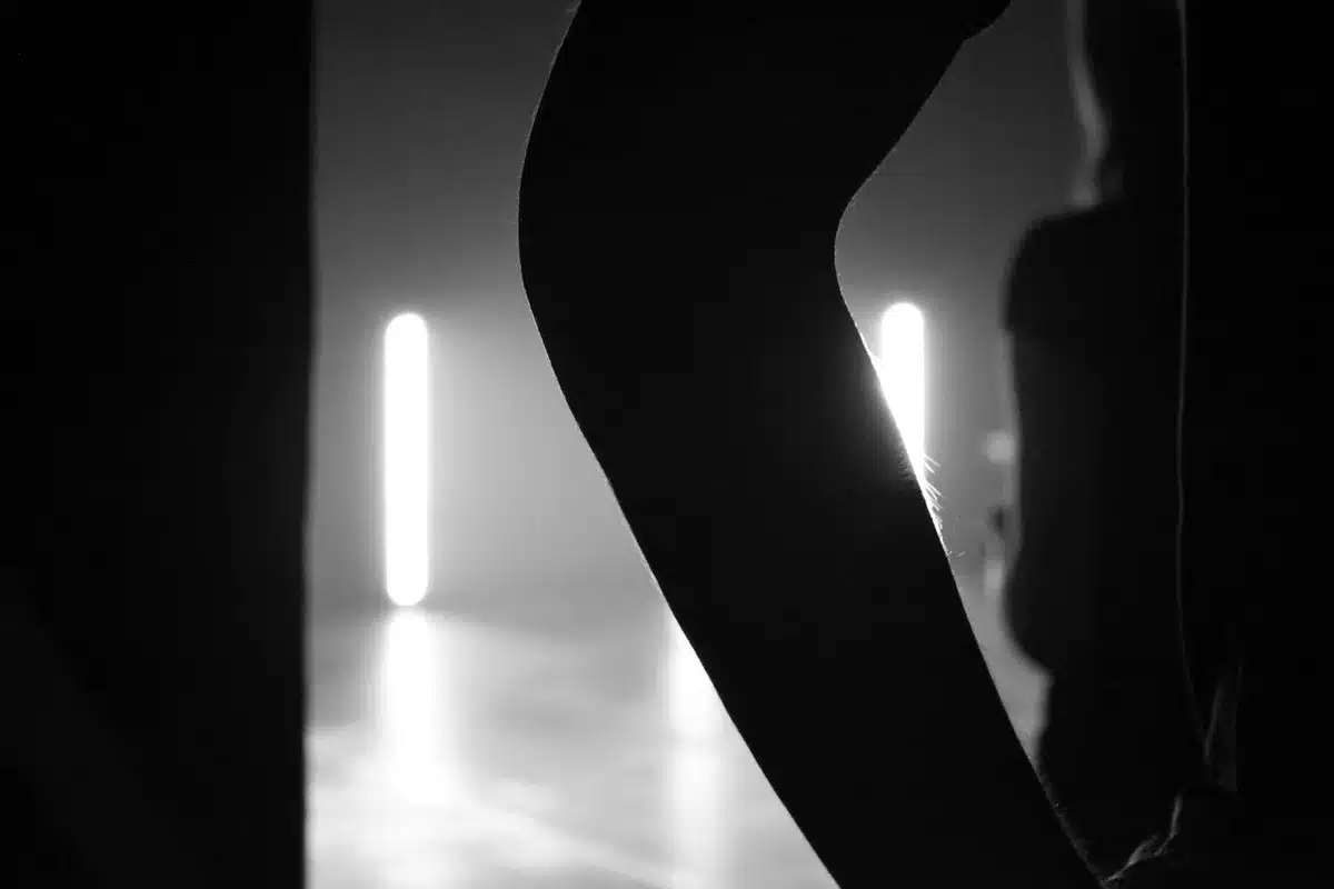 Programme de spectacle et coulisses suggérant les débuts théâtraux de l'acteur