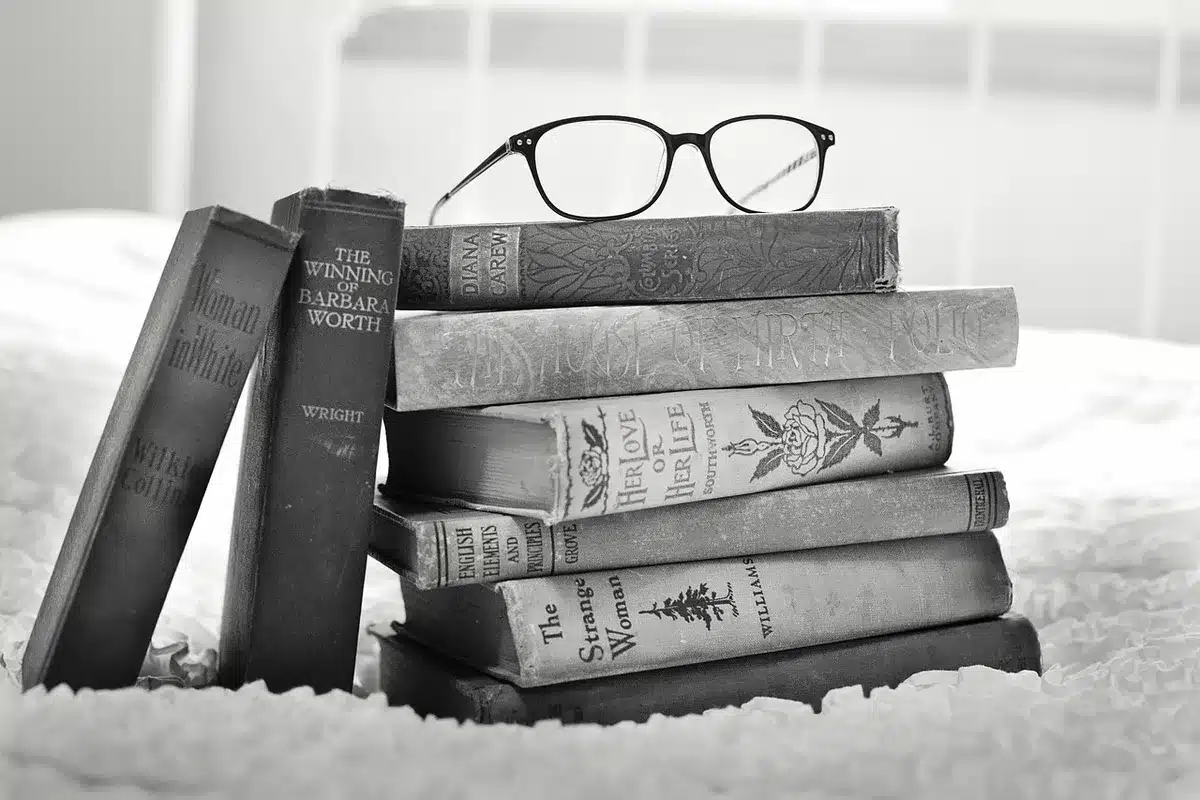 Mémoires posées sur une table avec une paire de lunettes