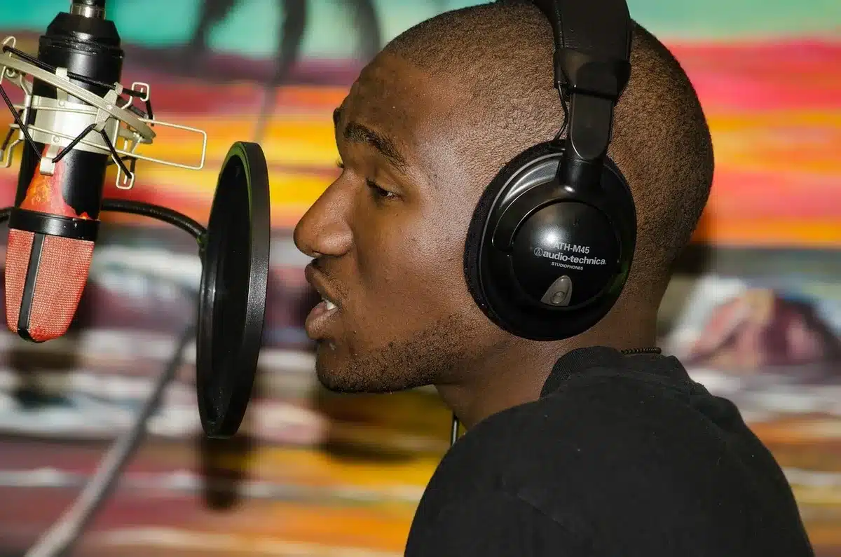 Artistes collaborant en studio d'enregistrement hip-hop