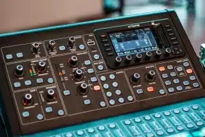Producteur musical travaillant à la console de mixage en studio d'enregistrement