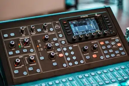Producteur musical travaillant à la console de mixage en studio d'enregistrement