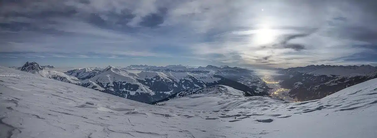 Sentier alpin et crêtes montrant la difficulté du parcours du Tor des Géants