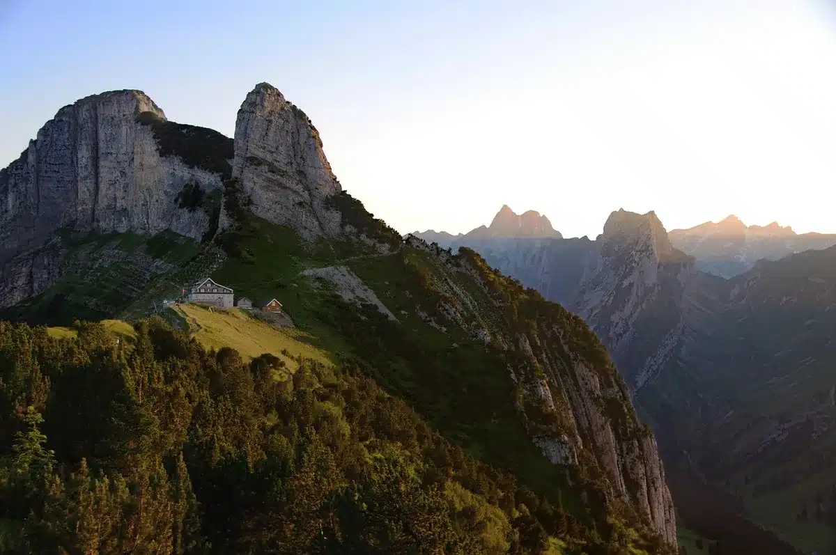 Trace de sentier en haute montagne avec bâtons et carte