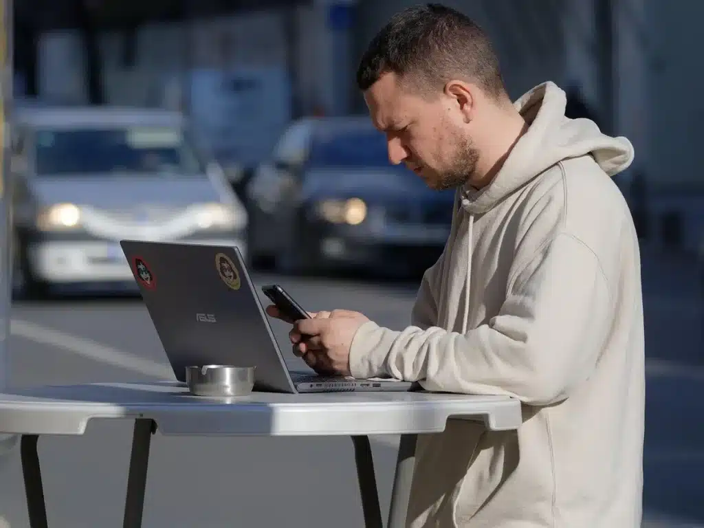 Tourisme en France: fréquentation stable cet été dans un contexte incertain Terrasse de café en journée avec brochures touristiques et smartphone sur la table
