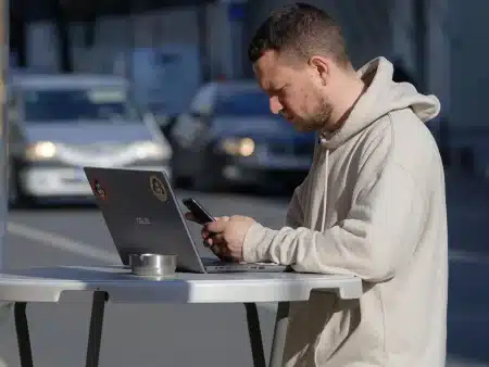 Terrasse de café en journée avec brochures touristiques et smartphone sur la table