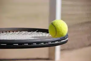 Joueur de tennis en action lors d'un match de qualification sur un court de Grand Chelem