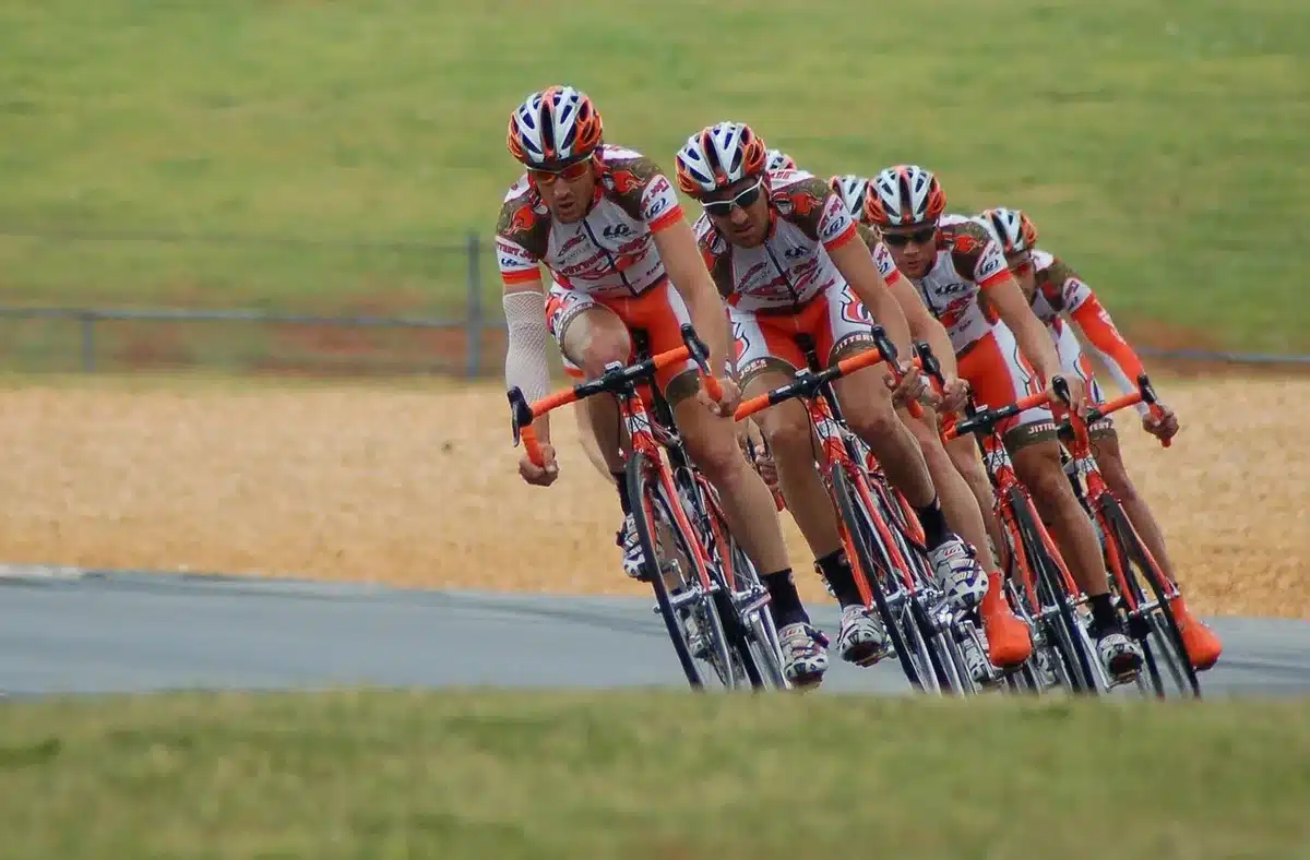 Cyclistes en poursuite individuelle sur piste de vélodrome