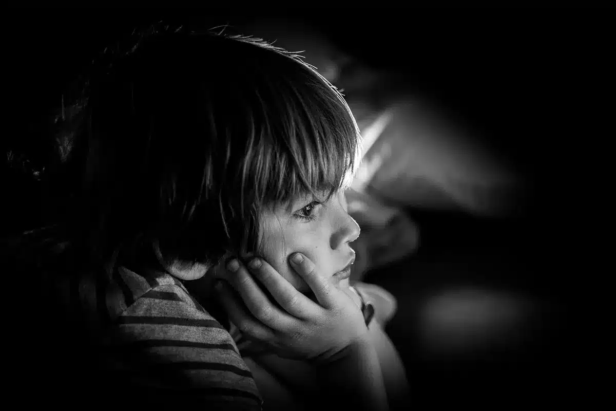 Enfants en atelier bilingue dessin et activités pratiques