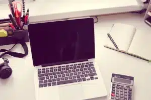 Bureau de ferme en pleine journée avec dossiers ouverts et une calculatrice sur le bureau