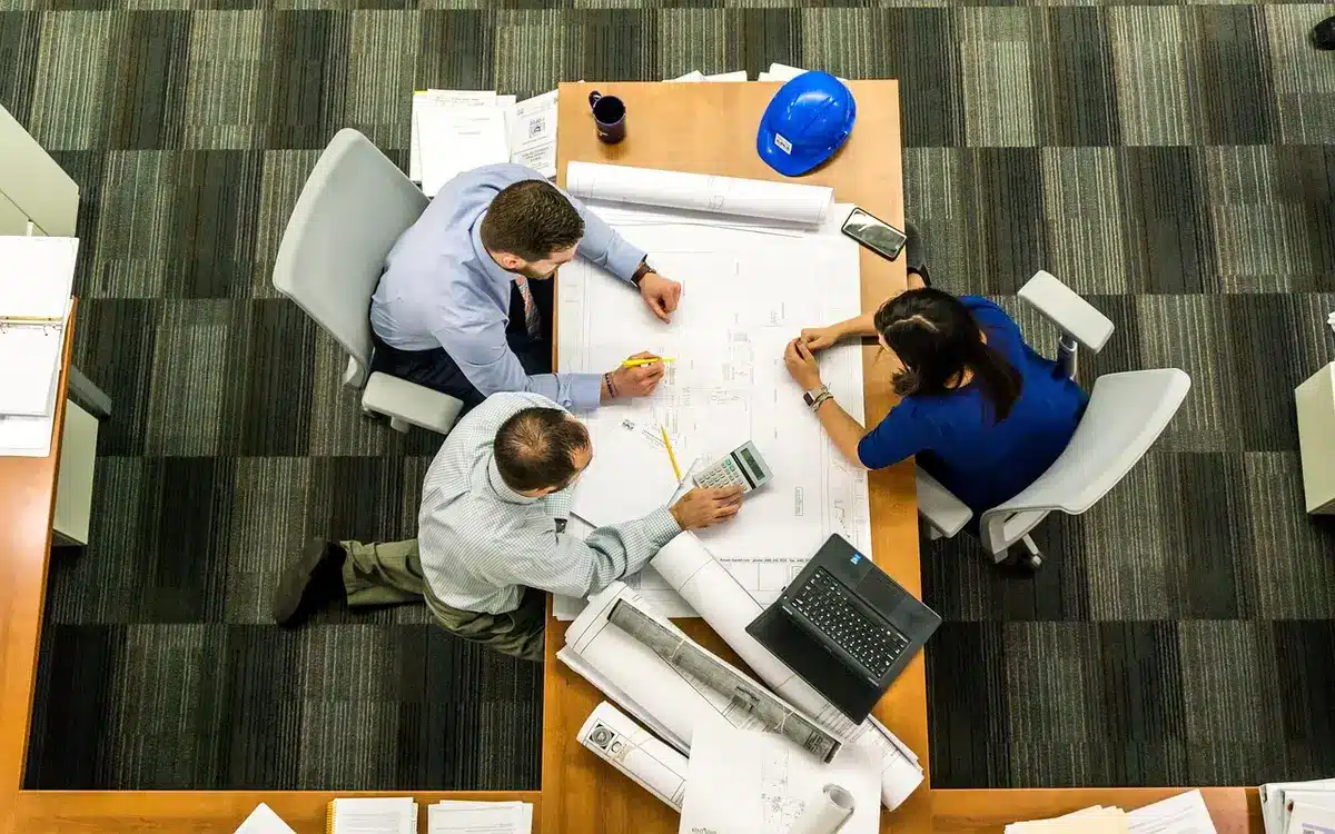 Réunion de travail en journée sur la création d'emplois dans un bureau