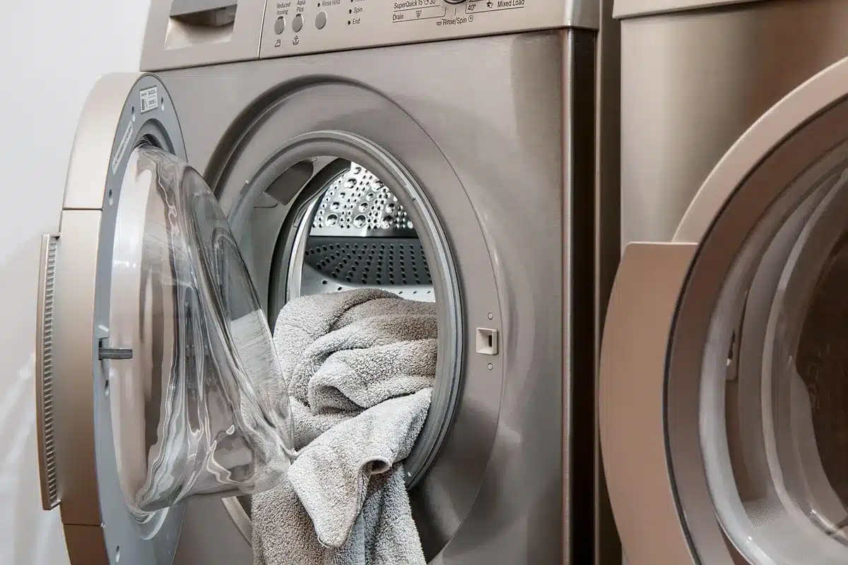 Paire de baskets dans un tambour de machine entourée de serviettes pour protéger le cuir