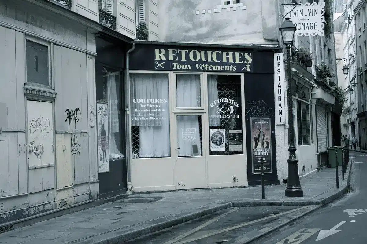 Détail d'une retoucheuse ajustant une veste sur un mannequin