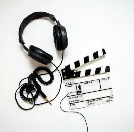 Post‑production en studio avec moniteur et mains sur la table