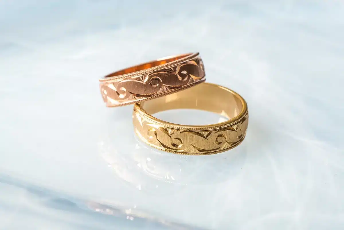 Gros plan sur poinçons et texture d'une bague en or