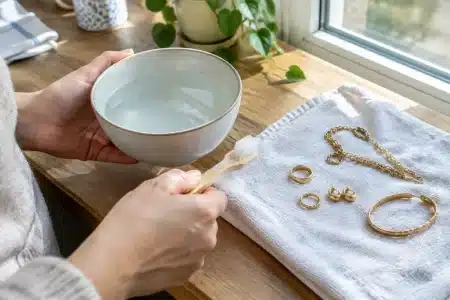 Bijoux en or : 5 gestes simples pour ôter le ternissement et les faire briller