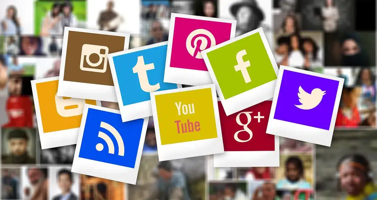 Capture d'écran floue d'une photo partagée sur les réseaux sociaux montrant un collier