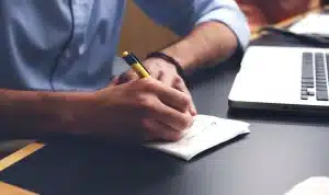 Table d'expertise avec bijoux et dossiers près d'une fenêtre en plein jour