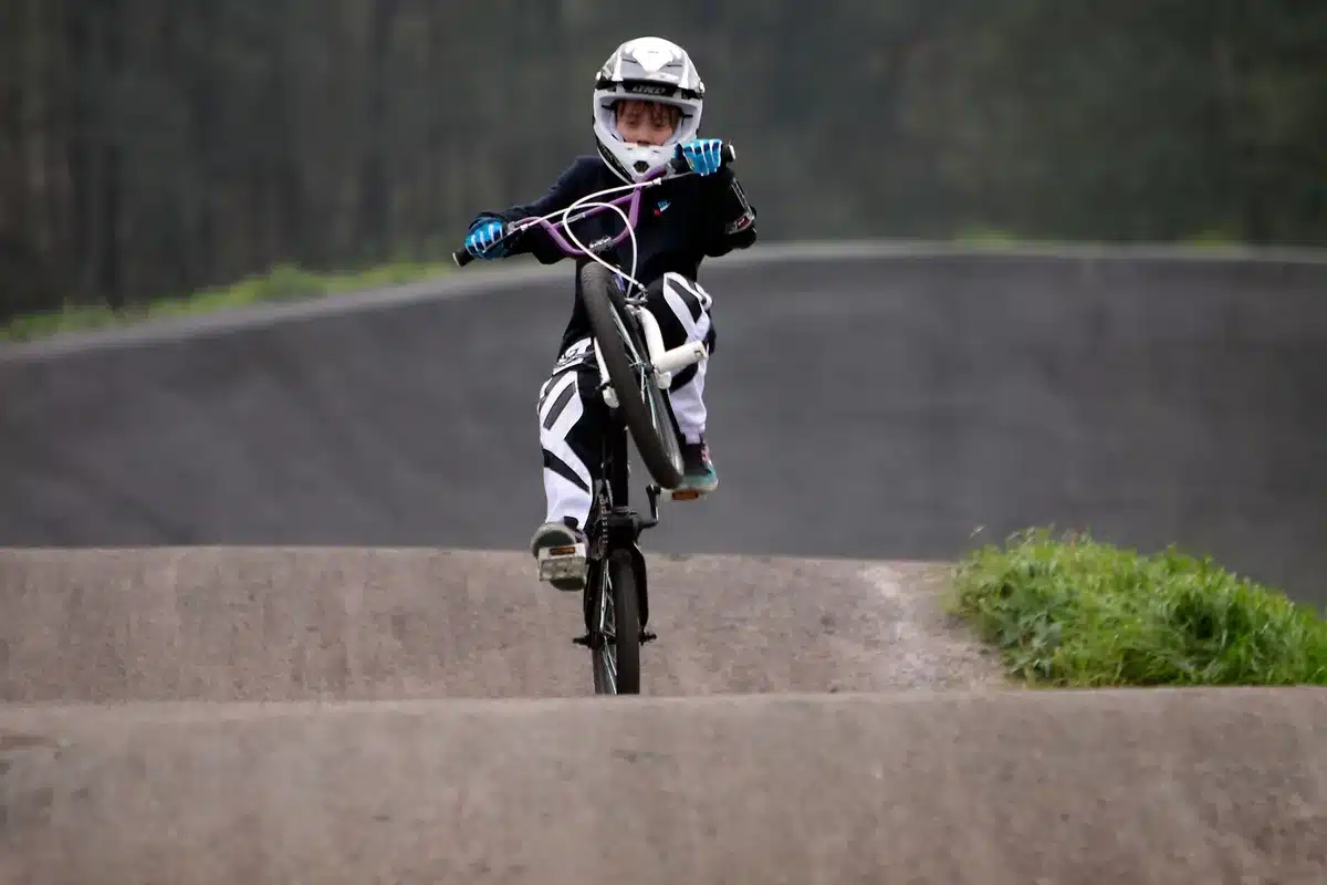 Départ et sprint final d'une finale masculine de BMX sur une piste