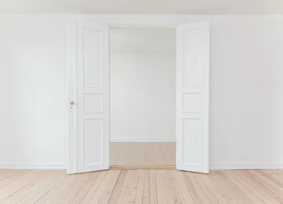 Pose d'un parquet dans une pièce claire et ensoleillée
