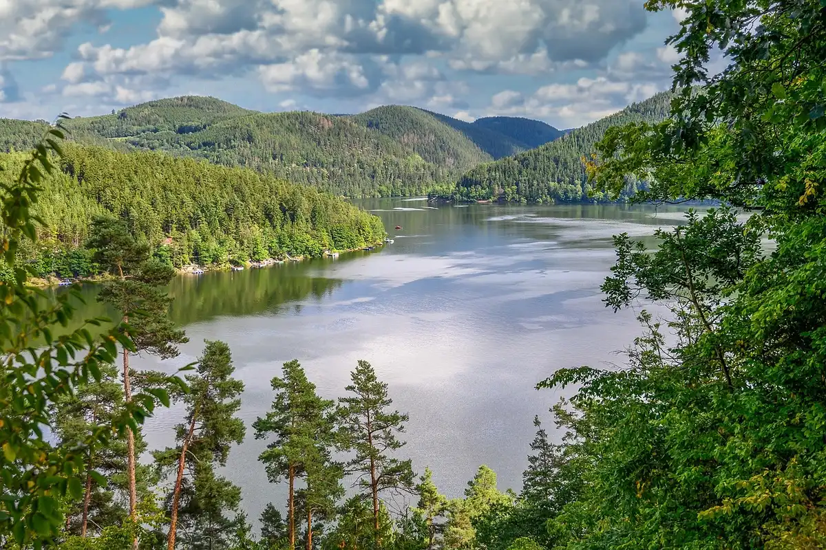 Niveau bas d'un lac de retenue montrant la berge exposée