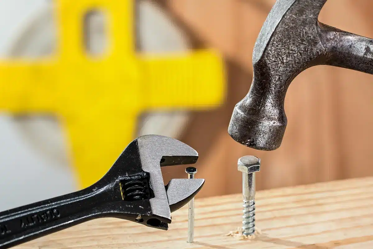 Gros plan sur des outils et une chaise réparée dans un atelier domestique lumineux