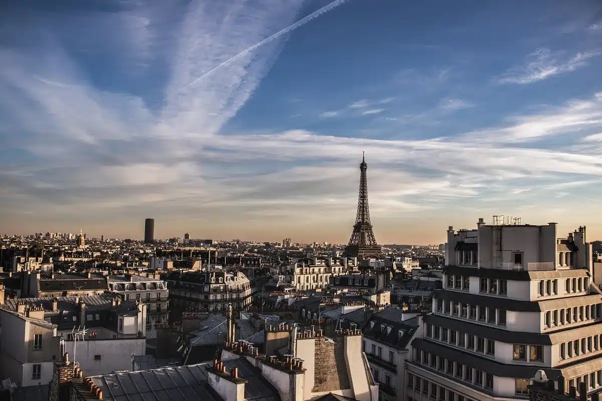 Podium de défilé en plein jour avec la Tour Eiffel en arrière-plan