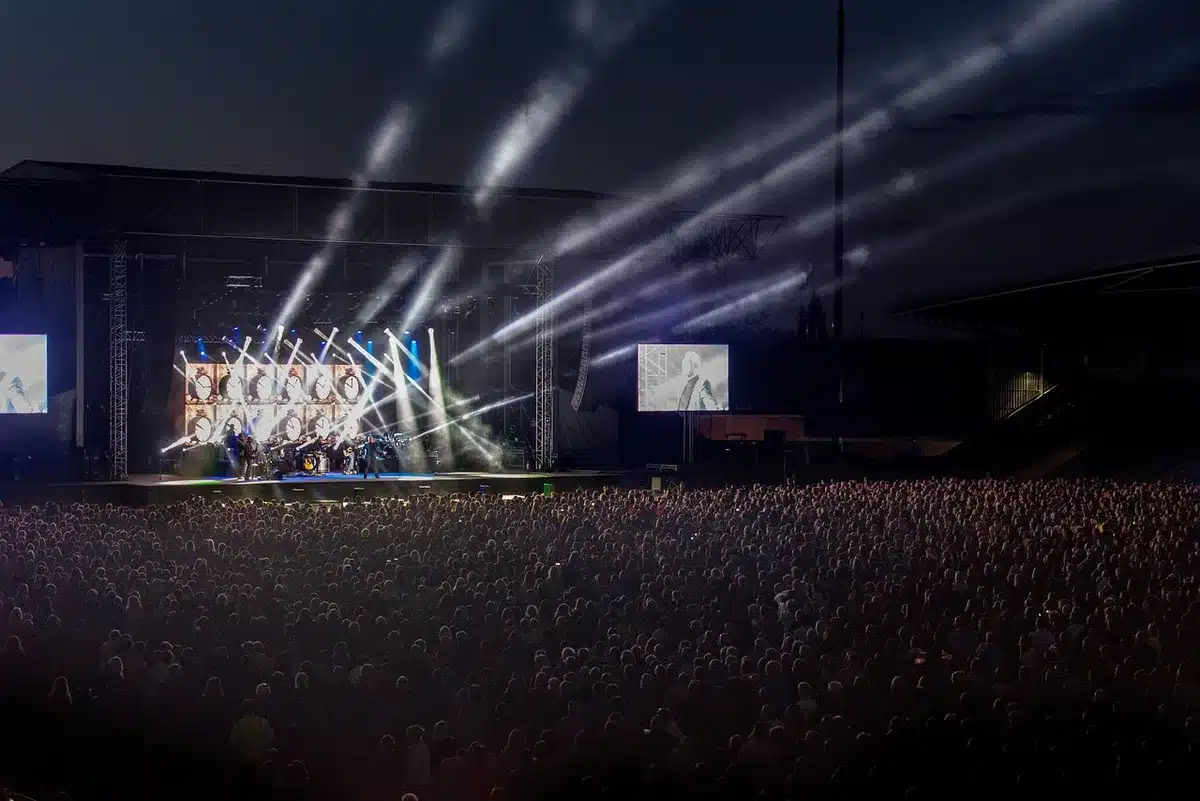 Façade et entrée d'une grande arena en journée avant un concert