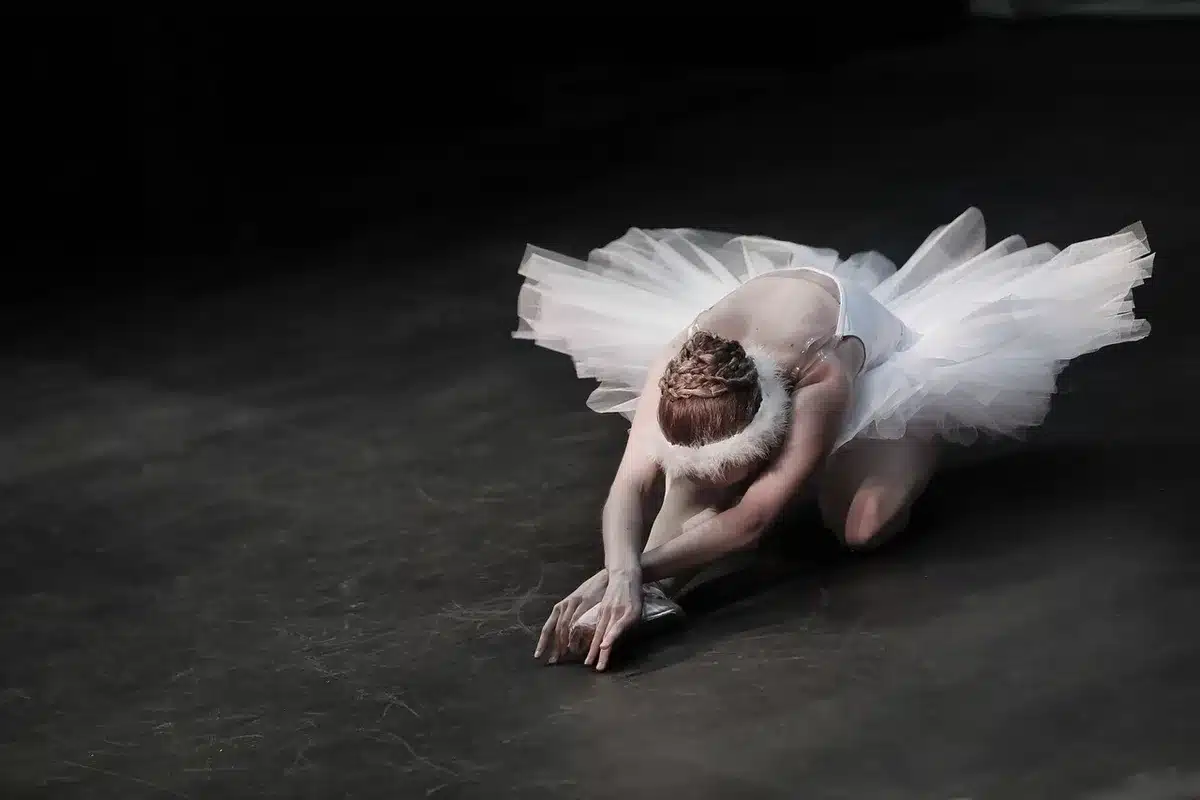 Scène de théâtre avec un comédien face au public, lumière de jour