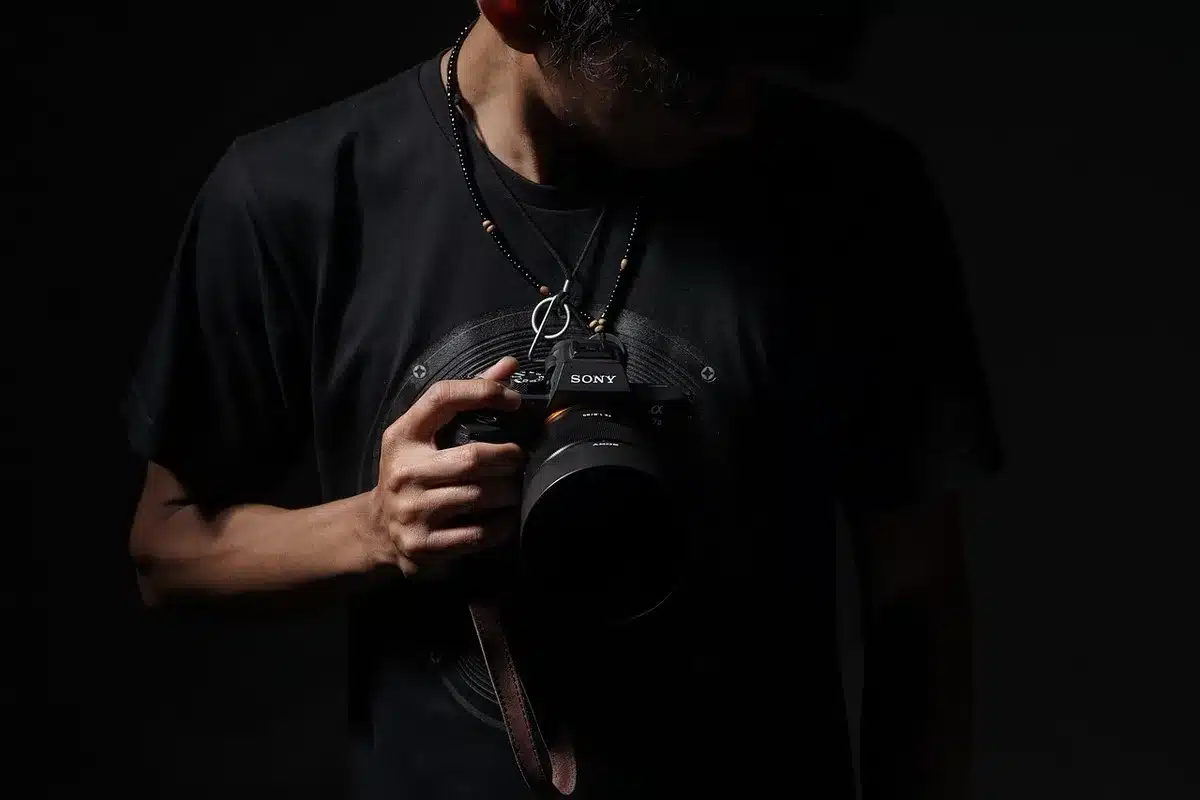 Réunion d'une équipe artistique en répétition dans un studio lumineux