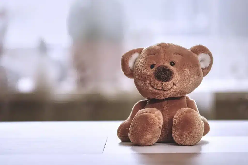 Chambre d'enfant en plein jour avec peluche, dessins et une photo encadrée