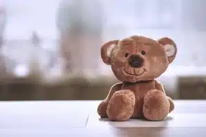 Chambre d'enfant en plein jour avec peluche, dessins et une photo encadrée