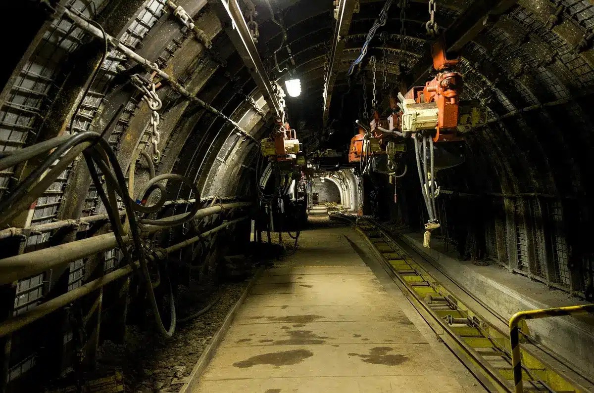 Maquette d'un tunnel souterrain et coupe géologique illustrant l'enfouissement à 500 m