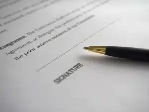 CNews menacée d’une mise en demeure après une saisine visant ses sujets environnementaux Salle de réunion d'une rédaction en plein jour, mains anonymes feuilletant des documents